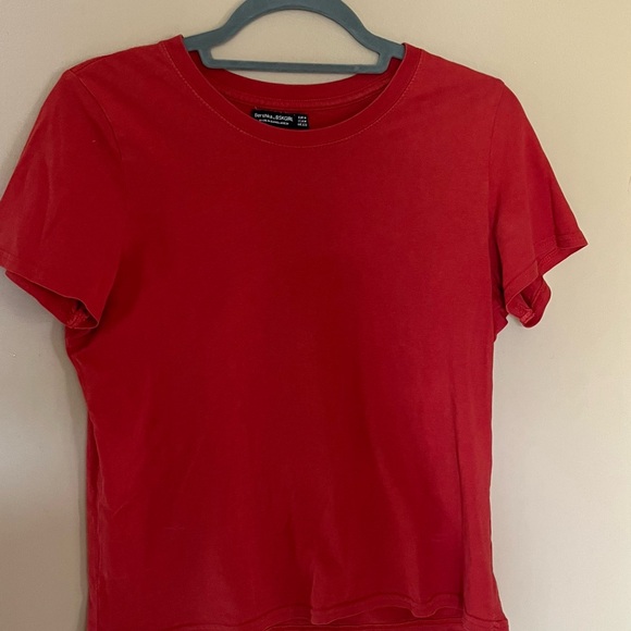 T-shirt Bershka Blanc Motifs Rouge Et Noir - Taille S - Coton - Neuf Avec étiquette